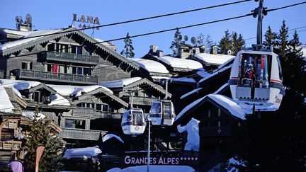 Un incendie s&rsquo;est d&eacute;clar&eacute;, mardi 27 janvier, dans l&rsquo;h&ocirc;tel Les Grandes Alpes &agrave; Courchevel en Savoie. (Richard MOUILLAUD / MAXPPP)