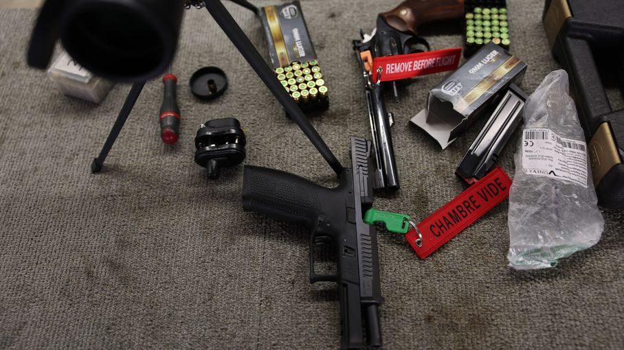 Deux individus en garde à vue pour le vol d'armes chez un tireur sportif à Marseille. El título