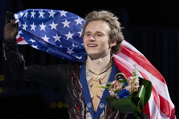 Ilia Malinin c&eacute;l&egrave;bre sa m&eacute;daille d'or des Mondiaux de patinage artistique, le 29 mars 2025 &agrave; Boston (Etats-Unis). (GEOFF ROBINS / AFP)