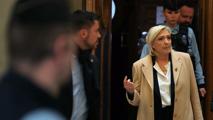 Marine Le Pen, le 11 f&eacute;vrier 2026, au palais de justice de Paris, pour le dernier jour de son proc&egrave;s en appel dans l'affaire des assistants parlementaires europ&eacute;ens du FN. (THOMAS SAMSON / AFP)