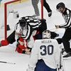 Le hockeyeur fran&ccedil;ais Pierre Crinon se bagarre avec le Canadien Tom Wilson, le 15 f&eacute;vrier 2026, lors d'un match du tournoi olympique de Milan Cortina. (ALEXANDER NEMENOV / AFP)