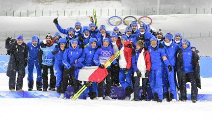 L'&eacute;quipe de France masculine, biathl&egrave;tes et staff, lors du titre de Quentin Fillon Maillet sur la poursuite des Jeux de P&eacute;kin, le 13 f&eacute;vrier 2022. (TOBIAS SCHWARZ / AFP)