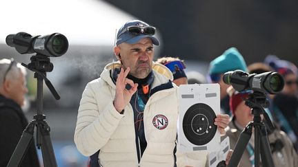 Siegfried Mazet, le coach fran&ccedil;ais de tir de l'&eacute;quipe de Norv&egrave;ge &agrave; Anterselva, le 10 f&eacute;vrier 2026. (HENDRIK SCHMIDT / PICTURE ALLIANCE)