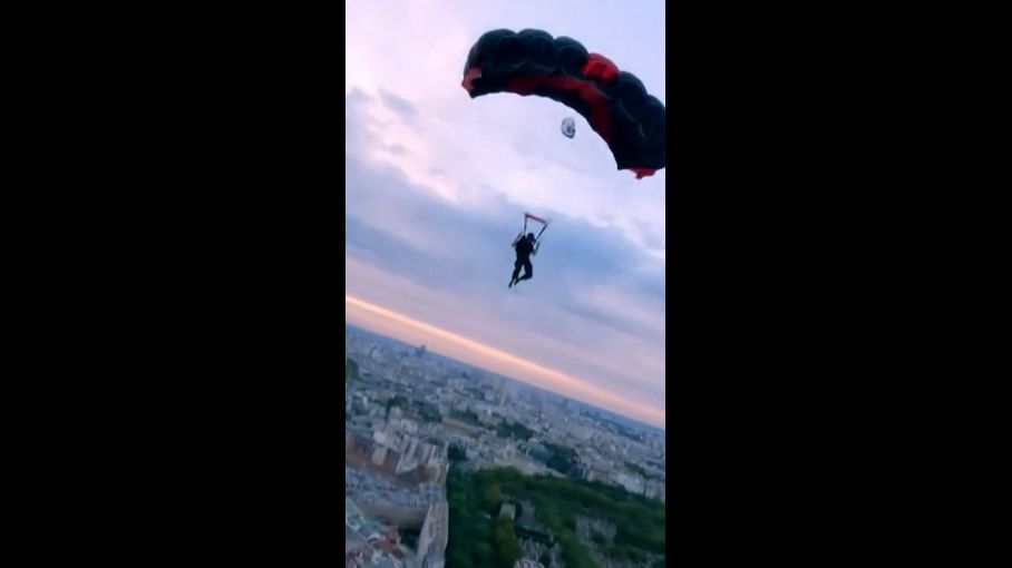 Sauts en parachute interdits : des jeunes s'élancent au. El título no debe incluir ningún