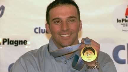 Jean-Luc Cretier et sa m&eacute;daille d'or olympique de la descente d&eacute;croch&eacute;e aux Jeux de Nagano, en f&eacute;vrier 1998. (STEPHANE RUET / SYGMA VIA GETTY IMAGES)