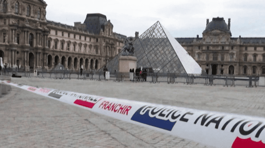 Sécurisation des musées : vers une entrée gratuite pour les policiers armés en congé ?. El