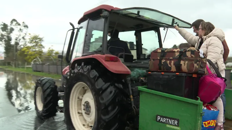 En bateau ou en tracteur, les &eacute;vacuations se sont encha&icirc;n&eacute;es toute la journ&eacute;e.