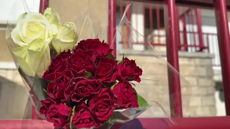 Apr&egrave;s la mort d'In&egrave;s Mecellem, des fleurs avaient &eacute;t&eacute; d&eacute;pos&eacute;es devant son domicile.