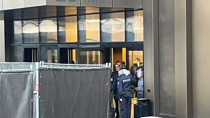 Des policiers et des avocats repr&eacute;sentant les familles des victimes attendent devant le b&acirc;timent de l'&eacute;cole HES-SO o&ugrave; se tiendront les audiences du procureur du canton du Valais, le 6 f&eacute;vrier 2026 &agrave; Sion. (AURELIEN THIRARD / FRANCEINFO / RADIO FRANCE)