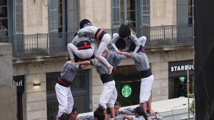 Les castells, ces pyramides humaines célébrées à Barcelone. El título no debe incluir ningún
