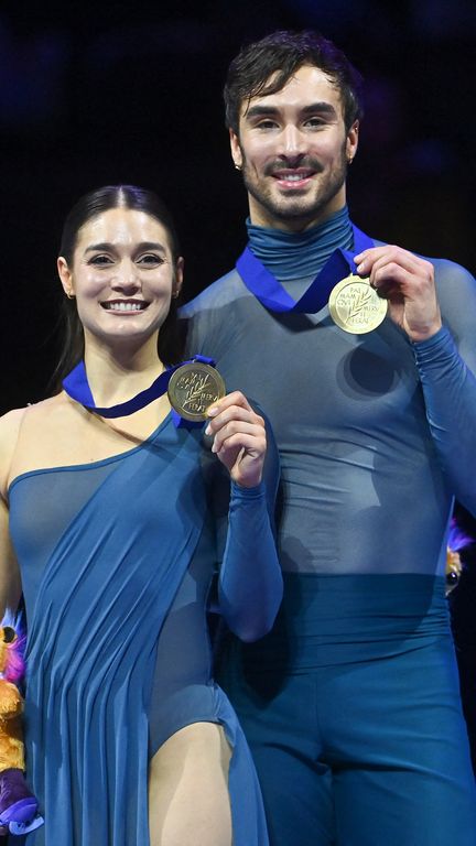 Laurence Fournier Beaudry et Guillaume Cizeron ont &eacute;t&eacute; sacr&eacute;s champions du monde de danse sur glace, le 28 mars 2026, &agrave; Prague (R&eacute;publique tch&egrave;que). (MICHAL CIZEK / AFP)