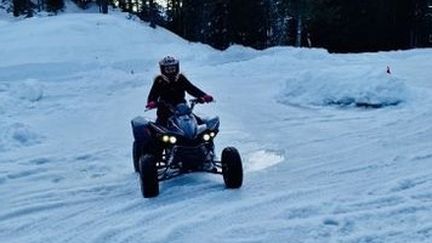 Direction la station de Flaine, en Haute-Savoie, pour tester une activit&eacute; qui booste l&rsquo;adr&eacute;naline : le quad sur glace (ou Ice quad). (INGRID POHU / FRANCEINFO)