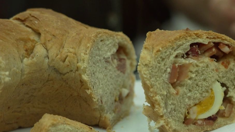 Gastronomie italienne : le Casatiello, une brioche salée emblématique des traditions pascales. El