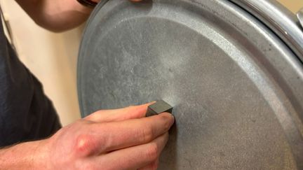 Un aimant permanent produit dans l'usine de Grenoble, par le CEA et Orano. (LAURIANE DELANO&Euml; / RADIO FRANCE)