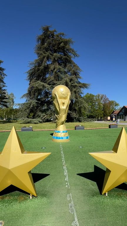 Clairefontaine, le ch&acirc;teau des Bleus, d&eacute;voile ses secrets au public. (-)