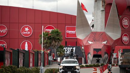 Un v&eacute;hicule de la guarde nationale mexicaine devant le stade Caliente de Tijuana le 29 mai 2026 (GUILLERMO ARIAS / AFP)