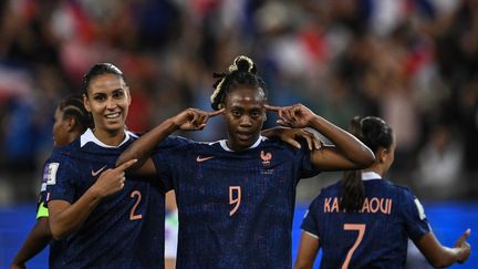 L'attaquante de l'&eacute;quipe de France Melvine Malard, au centre, apr&egrave;s son but contre l'Irlande, &agrave; Grenoble (Is&egrave;re), le 9 juin 2026. (JEFF PACHOUD / AFP)