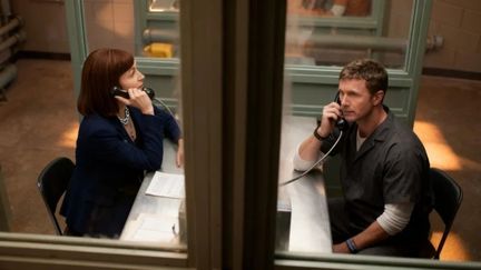 Sam Worthington et Britt Lower (NETFLIX)