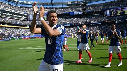 Kylian Mbapp&eacute; salue les supporters apr&egrave;s la victoire 3-1 de l'&eacute;quipe de France face au S&eacute;n&eacute;gal (Hannah Peters - FIFA / FIFA via Getty Images)