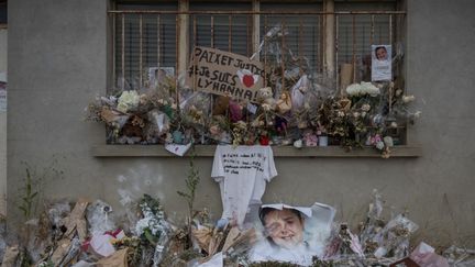 Des photos, des messages et des bouquets en hommage &agrave; Lyhanna, le 16 juin 2026 pr&egrave;s d'un silo &agrave; Puycasquier (Gers), o&ugrave; le corps de la coll&eacute;gienne de 11 ans a &eacute;t&eacute; retrouv&eacute;. (ED JONES / AFP)