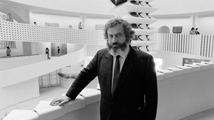 L'artiste Yaacov Agam au mus&eacute;e Guggenheim &agrave; New York o&ugrave; est pr&eacute;sent&eacute; une r&eacute;trospective de son &oelig;uvre en 1980. (WWD / PENSKE MEDIA)