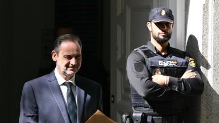 Jos&eacute; Luis &Aacute;balos, ancien ministre des Transports espagnol, quitte la Cour supr&ecirc;me apr&egrave;s avoir comparu &agrave; Madrid, le 15 octobre 2025. (JAVIER SORIANO / AFP)
