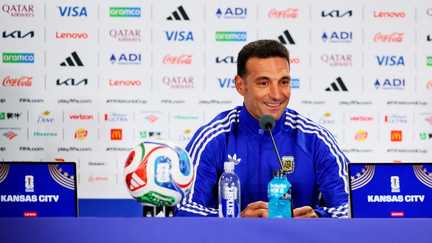 Le s&eacute;lectionneur de l'Argentine, Lionel Scaloni, lors d'une conf&eacute;rence de presse, le 10 juillet 2026, &agrave; la veille du quart de finale de Coupe du monde de foot entre son &eacute;quipe et la Suisse. (KYLE RIVAS / GETTY IMAGES NORTH AMERICA / AFP)