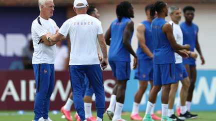 Didier Deschamps s'entretient avec Guy Stephan lors d'une s&eacute;ance d'entra&icirc;nement &agrave; la Southern Methodist University (SMU) &agrave; University Park, au Texas, le 13 juillet 2026. (FRANCK FIFE / AFP)