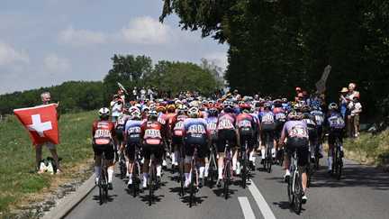 Le peloton lors de la premi&egrave;re &eacute;tape, le 1er ao&ucirc;t 2026 autour de Lausanne (NICOLAS TUCAT / AFP)