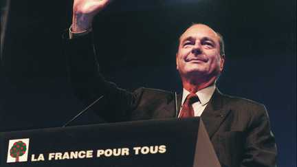 Jacques Chirac, candidat &agrave; l'&eacute;lection pr&eacute;sidentielle, saluant ses sympathisants &agrave; Nice lors d'une r&eacute;union publique dans le cadre de sa campagne, le 3 avril 1995. (GEORGES BENDRIHEM / AFP)