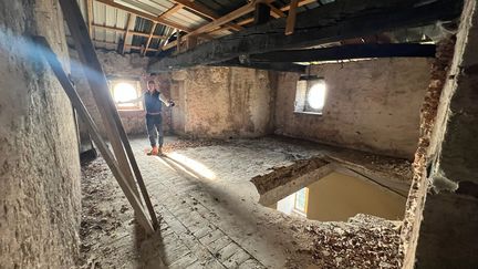 L'aile Nord du ch&acirc;teau de Chenavel, d&eacute;truite par un incendie. (MATHILDE IMBERTY / RADIO FRANCE)