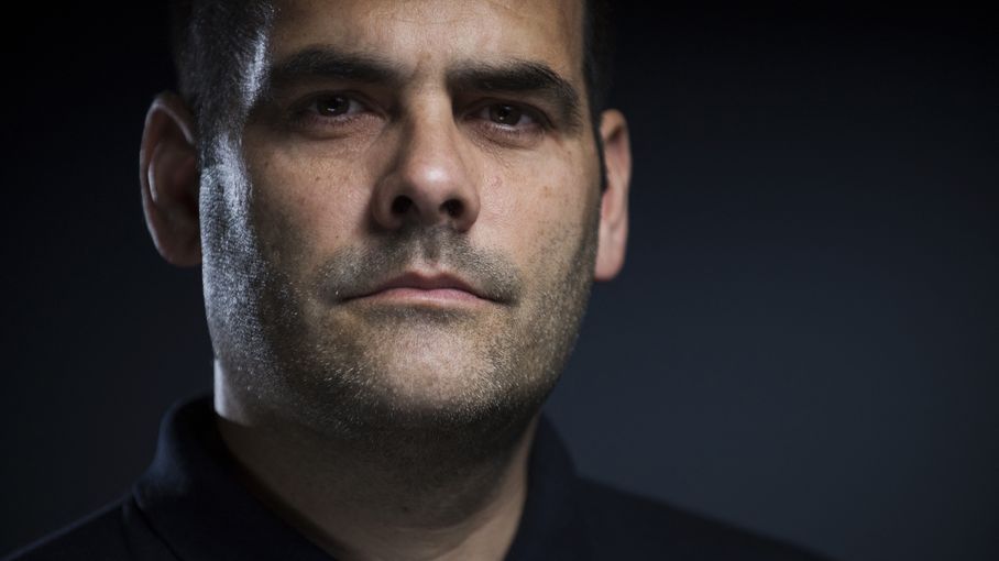 "Le fait que je parle ouvertement du cancer, cela aide des gens" : Matthieu Lartot, journaliste,