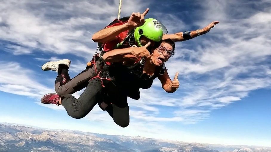 Saut à 4 000 mètres et voltige : l'aérodrome de Gap. El título no debe incluir ningún código