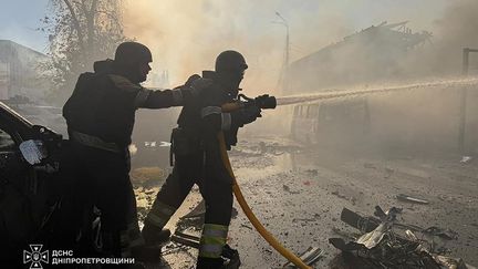 Les services de secours ukrainiens interviennent sur le site d'une attaque a&eacute;rienne russe dans la ville de Pavlograd, dans la r&eacute;gion de Dnipropetrovsk, le 10 septembre 2026. (UKRAINIAN EMERGENCY SERVICE / AFP)