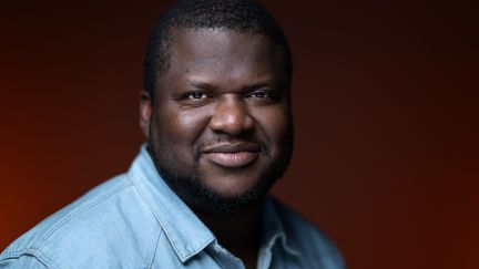 L'&eacute;crivain qu&eacute;b&eacute;cois d'origine ha&iuml;tienne Th&eacute;lyson Aur&eacute;lien publie son premier roman, qui bouscule la rentr&eacute;e litt&eacute;raire en France. (JOEL SAGET / AFP)