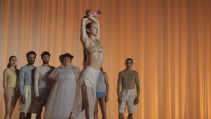 L'avant-premi&egrave;re mondiale de "Summerland", chor&eacute;graphie de Benjamin Millepied, avec la chanteuse November Ultra, au th&eacute;&acirc;tre de la gare du Midi, &agrave; Biarritz, le 10 septembre 2026 (MARIA HELENA BUCKLEY)