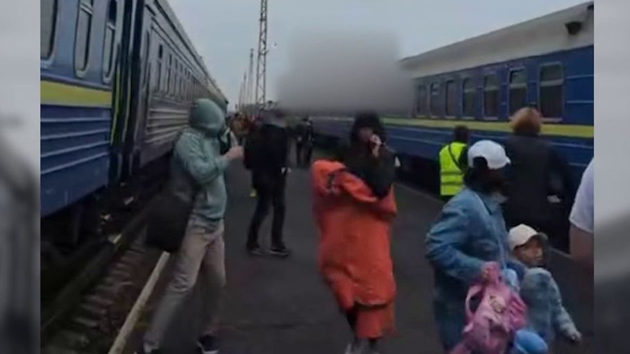 La Russie bombarde un train près de la frontière polonaise à 800 mètres.. El título no debe