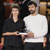 Rachel Szor et Yuval Abraham lors de la remise de leur prix &agrave; la Mostra de Venise, le 12 septembre 2026. (DANIELE CIFALA / NURPHOTO / AFP)