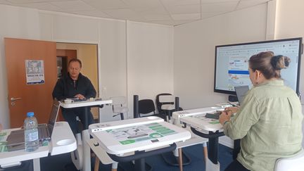 Au Conseil d&eacute;partemental de l'Essonne, une salle de r&eacute;union classique a &eacute;t&eacute; &eacute;quip&eacute;e de "v&eacute;los-bureaux". (DAMIEN MESTRE / FRANCEINFO)