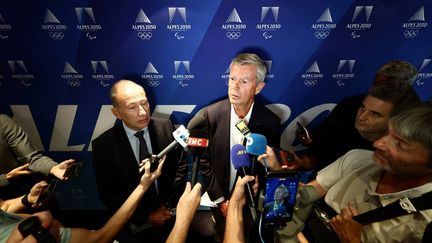 Vincent Roberti (&agrave; gauche), pr&eacute;sident par int&eacute;rim et directeur g&eacute;n&eacute;ral du Comit&eacute; d'organisation des Jeux olympiques d'hiver Alpes 2030, et Pierre-Olivier Beckers-Vieujant (&agrave; droite), pr&eacute;sident de la Commission de coordination du CIO, r&eacute;pondent aux questions des journalistes &agrave; l'issue de l'assembl&eacute;e g&eacute;n&eacute;rale extraordinaire du Cojop, &agrave; Lyon le 14 septembre 2026. (ALEX MARTIN / AFP)