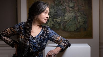 Catherine Ringer pose &agrave; c&ocirc;t&eacute; des &oelig;uvres de son p&egrave;re, Sam Ringer, &agrave; Paris, le 24 janvier 2023. (JOEL SAGET / AFP)