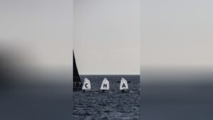 Patrouille de France, des centaines de bateaux… Un hommage exceptionnel à Charlie Dalin. El
