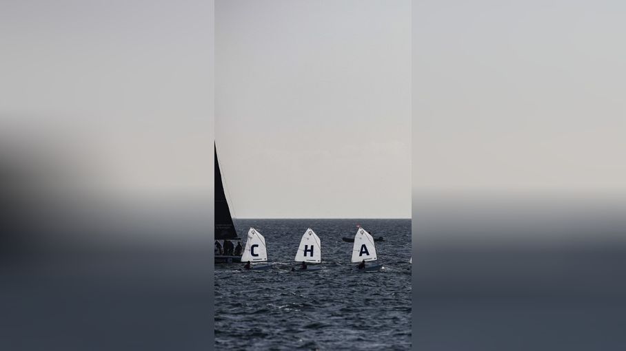 Patrouille de France, des centaines de bateaux... Un hommage exceptionnel à Charlie Dalin. El